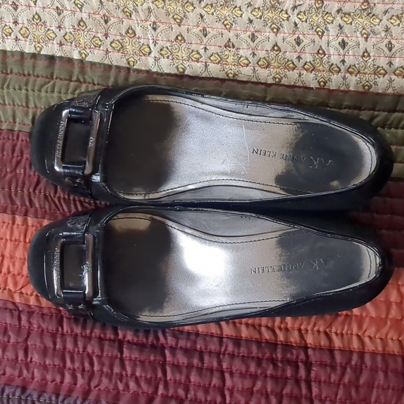 ANNE KLEIN* suede and patent leather block heel buckle top square toe dress shoe - Picture 4 of 14